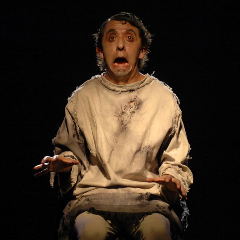 « Quartier kaléidoscope » (Carte blanche au Théâtre des Chimères)

Alfonsito se réveille avec l’envie d’aller acheter un petit pain ou deux. Pour réussir à satisfaire cette envie, il devra faire face à ses peurs multiples et extravagantes, faire semblant d’être comme les autres, comme les gens « normaux » et abandonner sa maison poussiéreuse et méticuleusement organisée. Il devra marcher rapidement dans la rue déserte en évitant les plaisanteries des copains, la mélancolie des balayeurs et la rencontre avec sa commère Magalita, la machiavélique. Et surtout, éviter l’explosion du muscle rouge à l’intérieur de sa poitrine au moment de recevoir son petit pain.

La Carte Blanche aux Chimères est un rendez-vous de qualité,en partenariat avec le Théâtre des Chimères.

De et par Carlos Gallegos
Durée : 1 heure