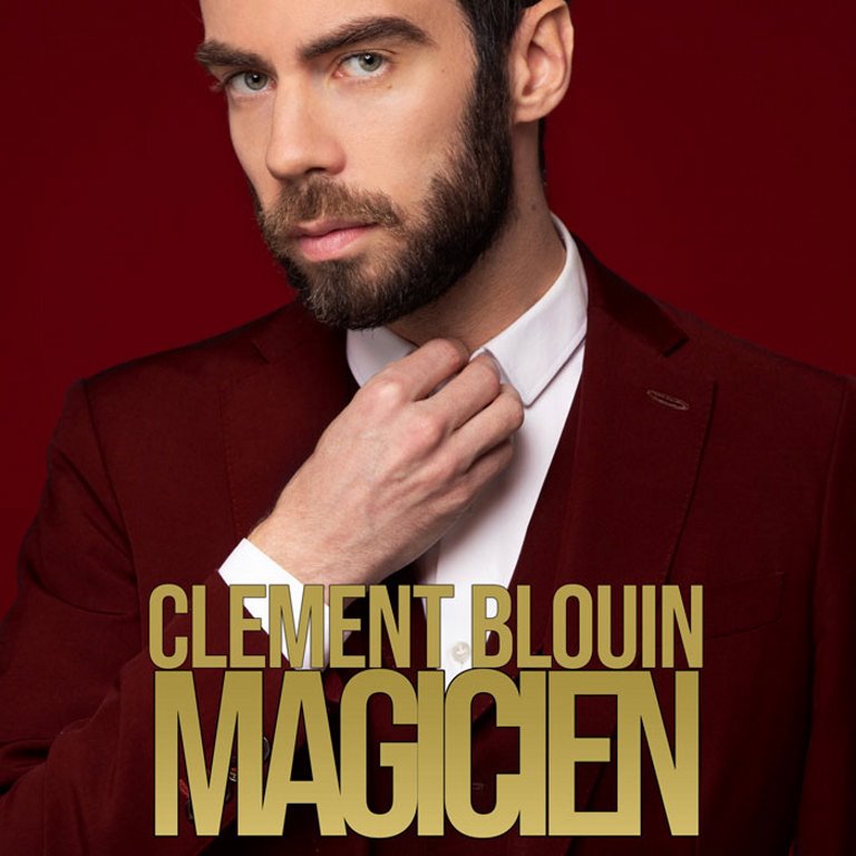 « Magicien ? C’est pas un métier ! »

Heureusement que je n’ai pas écouté Marcelle, ma grand-mère… Sinon je ne pourrais pas vous raconter comment j’ai convaincu Chloé d’aller au cinéma avec moi à 14 ans, ma rivalité avec Florentin, mes expériences de G.O au Club Med ou encore mes premières années à Paris ! Et tout ça… grâce à la magie ! 

Clément Blouin a pratiqué la magie à peu près partout où il est possible de la pratiquer... Et le résultat est aujourd'hui bluffant. Manipulateur hors pair de jeux de cartes et de tout objet pouvant être amené à disparaître, cet amateur de pickpockétisme et admirateur des grands magiciens américains est également doté d'un solide sens de l'humour. On rit autant que l'on est subjugué par ses audacieuses manipulations très participatives...