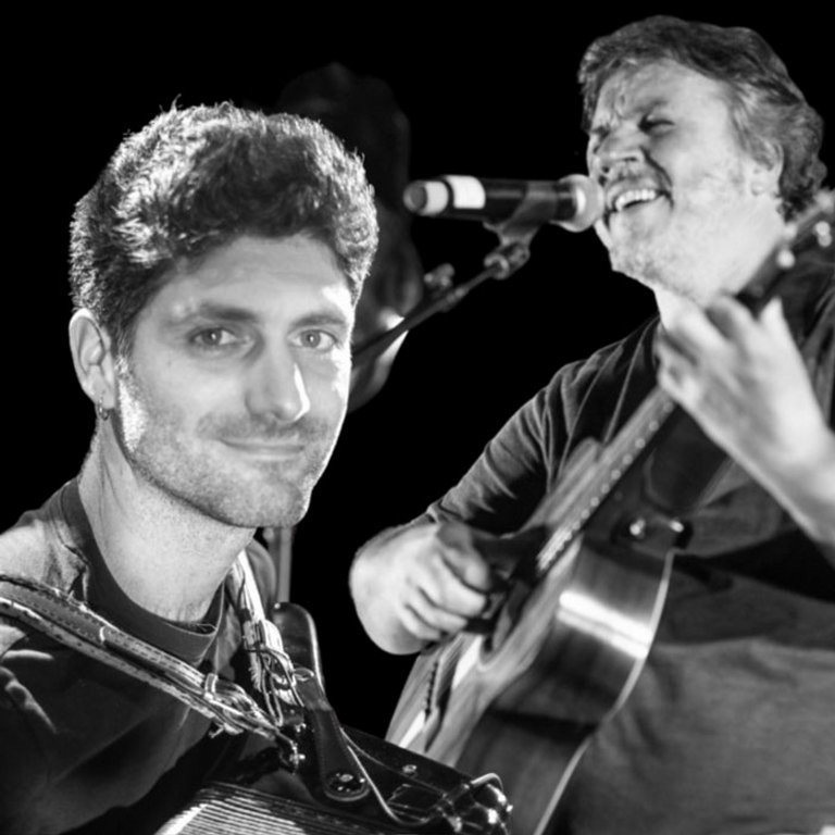 Le spectacle Elimberri de Pantxix Bidart et Primaël Montgauzí c'est la rencontre de deux cultures et deux langues sœurs, la basque et la gasconne. Les deux artistes les font dialoguer, chanter, s'harmoniser de manière actuelle, faisant rejaillir leur sagesse ancestrale dans notre monde contemporain. On se sent hors du temps, comme une veillée près du feu, transporté par la musique, les contes et les légendes, par la douceur des chants et la poésie des mots.

Pantxix Bidart eta Primaël Montgauzík sortu Elimberri ikusgarria bi kultura ahaideen arteko topaketa da. Bi artistek mintzarazten dituzte, kantarazten, gaurko harmonian, heien aspaldiko zuhurtzia gure mundu garaikidean erakutsi nahian. Denboratik kanpo gabiltza, supazter xokoan bezala, musikak, ipuinek, mitoetan murgildurik, hitzen eta kanten goxotasunean.

L’espectacle Elimberri de Pantxix Bidart e Primaël Montgauzí qu’es l’encontre de duas culturas e duas lengas sòrs, la basca e la gascona. Los dus artistas que las hèn dialogar, cantar, s’armonizar de manèra actuau, en tot hèr chorra la saviesa deus aujòls deguens lo noste món contemporanèu. Que’ns sentèm hòra deu temps, coma ua velhada pròp deu huec, mudats per la musica, los condes e las legendas, per la doçor deus cants e la poesia deus mòts.

Avec Primaël Montgauzin et Pantxix Bidart