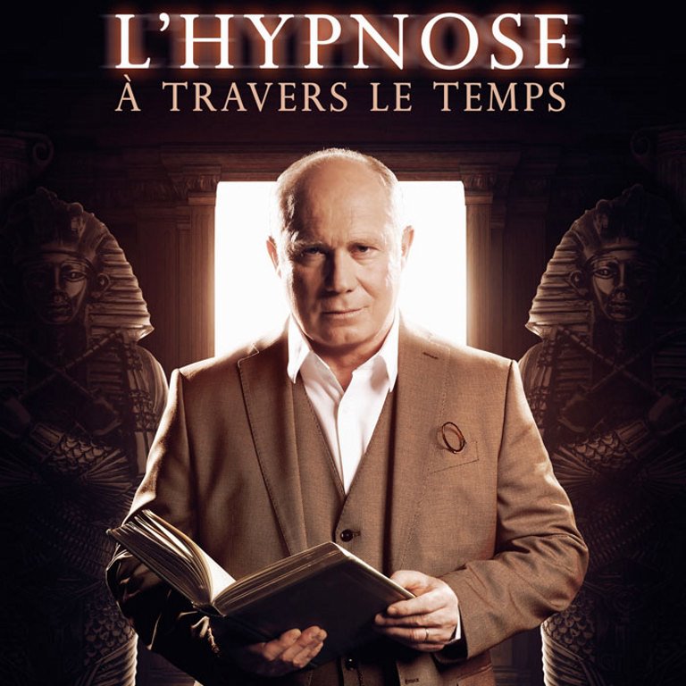 Une fois hypnotisé par Hervé, vous lui confierez les clés de votre volonté, pour voyager des origines de l’hypnose (4000 ans avant J.C.) à nos jours.

Vous traverserez les siècles en état hypnotique sous l’œil bienveillant d’Hervé, qui mène d’une main de maître ce spectacle, où l’humour et les anecdotes s’entremêlent. Cela pour le plus grand plaisir de tous.

Hervé Barbereau un des rares hypnotiseurs à savoir hypnotiser en quelques secondes.

Sur une idée de : Jacky Matte
Avec Hervé Barbereau
Mise en scène : Hervé Barbereau & Jacky Matte
Durée : 75 minutes