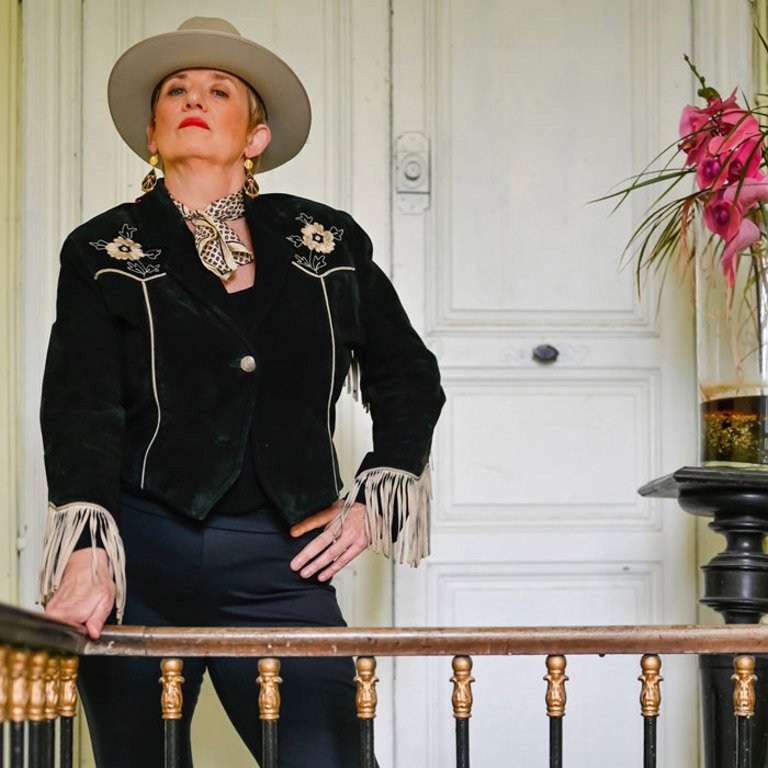 "Martha Fields, une tornade américaine avec de véritables accents du Sud vient à Bayonne pour la première fois avec son groupe de musiciens de classe intergalactique ! 

Née avec la musique country dans le sang, Martha Fields descend d'une longue lignée de chanteurs, musiciens et luthiers originaires des collines du Kentucky de l’Est et de la Virginie occidentale. Elle mélange l’influence de son père texan et les racines appalachiennes de sa mère.  Avec ses musiciens au sommet de leur art, cette troubadour incarne cent ans d’histoire country, blues, honky tonk, bluegrass et rock and roll, dans un esprit d’authenticité et de sincérité palpable. Martha construit « un pont jeté entre deux continents ». Le groupe tourne depuis 10 ans à travers l'Europe.
