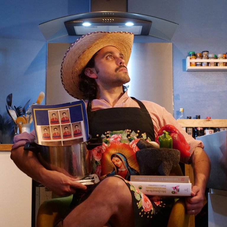 Le Mexique - Un homme - Une autofiction - Une dégustation en fin de spectacle. 
L’interprète / auteur / metteur en scène nous offre un voyage gustatif et émotionnel au cœur de sa ville natale, Monterrey. Une histoire touchante et humoristique teintée d’autodérision et d’humilité. « Tous les personnages que je vais nommer dans cette pièce seront un "moi-même", un "autre", quelqu'un d'inventé. Juste pour arrêter d'être ce que je suis aujourd'hui, mais ce n'est pas un biodrame, ça doit être une fiction, ou une histoire vraie cachée dans les vestiges de ma mémoire.

La mémoire, c'est comme les recettes... On choisit les ingrédients, et ce qui nous échappe, nous l'improvisons. »

Dans le cadre de la semaine de la Diversité de la Ville de Bayonne. 

 

Durée du spectacle : 60 min

Avec Luis Alberto Rodriguez (interprète / auteur / metteur en scène)