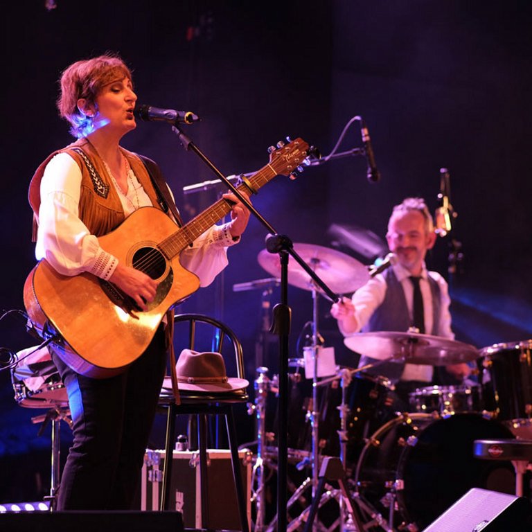 Michelle Budria : Américaine, Canadienne ou Française ?

Eh bien, on pourrait dire américaine par sa musique, canadienne par sa voix et française par ses textes. André Manoukian la décrit dansdeux de ses chroniques comme un OVNI de par son style musical folk country enFrançais qu'il adore et ses histoires qui ne le laissent pas indifférent. Michelle sera entourée par ses musiciens de talent.

Actuellement en pleine réalisation de son deuxième album, elle nous réservera à coup sûr quelques surprises. 

 

Durée du spectacle : 1H30

Avec Michelle Budria - Olivier Quesada Tolasa/ batterie - Mao Blanc / guitare&Goog Navailles - basse

 