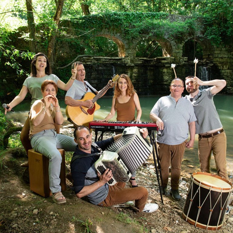 Depuis 1976 le groupe OTXALDE sillonne les routes d’Euskal Herri et d’ailleurs. La plupart des chants et des musiques sont composés, arrangés par le groupe. Si à ses origines, Otxalde comptait 4 membres, au cours de ces dernières années 4 jeunes chanteurs musiciens ont intégré le groupe, pour former avant tout cette « bande de copains ».

Pour son passage à la Luna, OTXALDE présentera son tout nouvel album (le 7ème) ainsi que des compositions originales et des reprises du folk international ; une invitation à un voyage musical dynamique et varié. Les chansons toutes aussi différentes les unes que les autres font référence à la liberté, l'unité, la paix mais aussi à l’Euskal Herri et sa langue. 

Badu 47 urte Otxalde taldeak, kreasio eta herrikoi abestiak, folk moldean musikatzen dituela.  Kantatzen dute herria, hizkuntza, lurra, anaitasuna, askatasuna, emigrazioa, amodioa eta abar…

Elgarretaratzea kantuz, giro bero batean, gai sakon batzuk musikatuz, daiteke talde hunen lehen plazera. 2023ko abendoan 7 garren disko berria « ITURRIEN LILURA » atera dute.

Avec Maitexa Duhalde / Voix - Miren Eyherabide / Piano, Guitare,Voix - Johanna Hirigoyen / Voix - Beñat Eyherabide / Guitares, Voix - Cédric Destribats / Accordéon, Voix - Marc Eyherabide / flûtes, harmonica, Voix - Arnaud Gachen / Percussions - Jérôme Chuilon / Contrebasse - Rémi Castanet / Technicien Sono / Lumières
Durée du concert : 1h30
