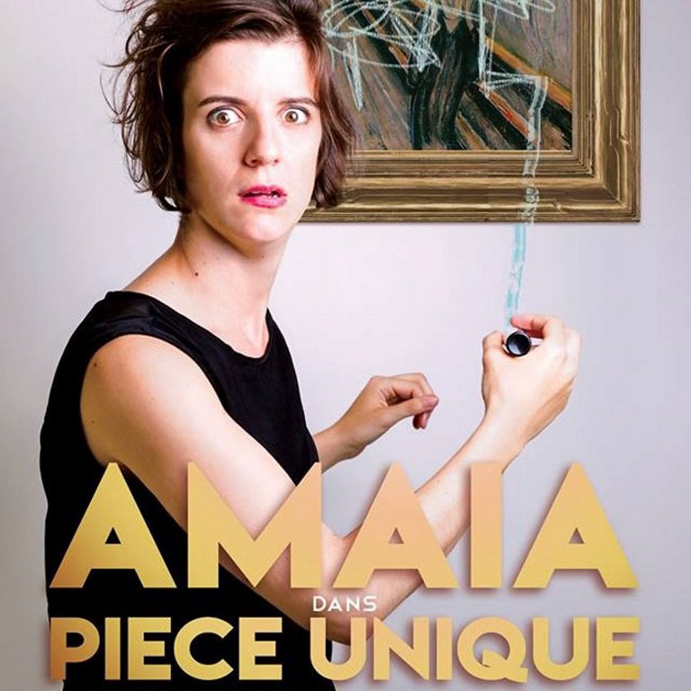 Difficile d'assumer qui on est quand on a déjà du mal à changer sa housse de couette.C'est le constat que fait Amaia avec son humour déjanté.

Dans son spectacle survitaminé, elle nous parle de la liberté d'être soi-même et explose avec dérision tous les codes qui voudraient que l'on se ressemble tous. On jubile ! 
Qu'elle voyage dans le temps en prenant sa douche, s'agite sur sa playlist de la honte ou se remémore le calvaire des cours d'EPS, Amaia nous fait rire et réfléchir.

Un spectacle qui fait du bien. On en ressort avec une folle envie d'être entièrement soi.
Barrée, bordélique, absurde et touchante Amaia est une véritable pièce unique... et vous aussi !

Attention, spectacle déconseillé aux maniaques du rangement.

Durée du spectacle : 1h10
Avec Amaia